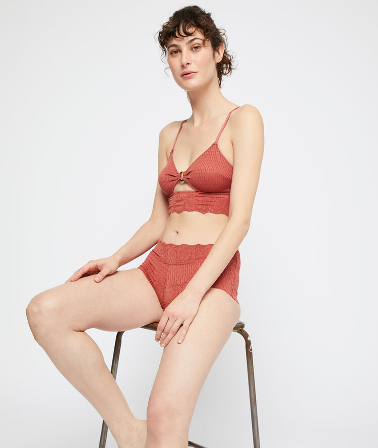 Brassière en dentelle marron.