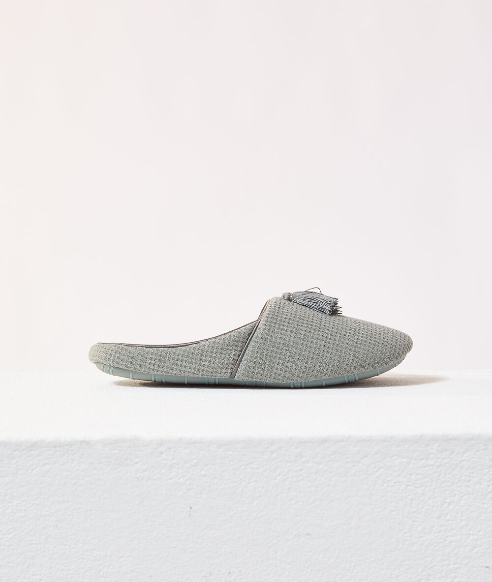 Chaussons mules à pompons vert.