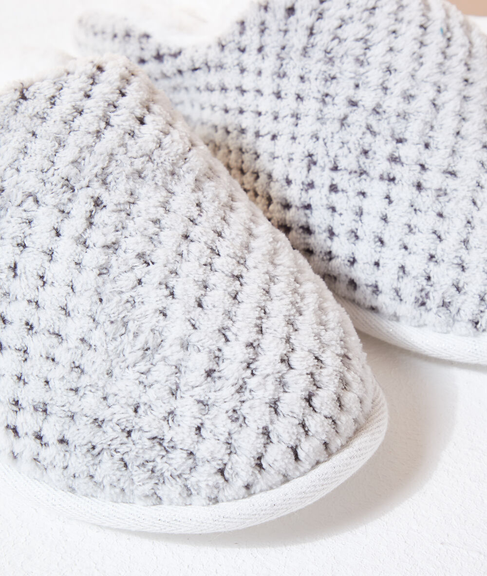 Mules fourrées gris clair.