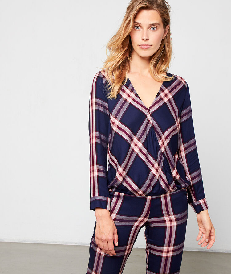 Chemise de pyjama effet cache-cœur bleu.