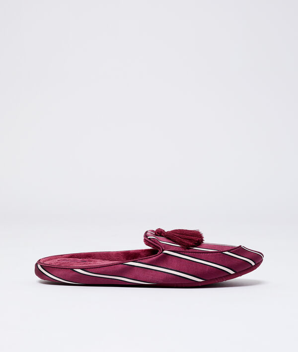 Chaussons satinés pompons bordeaux.