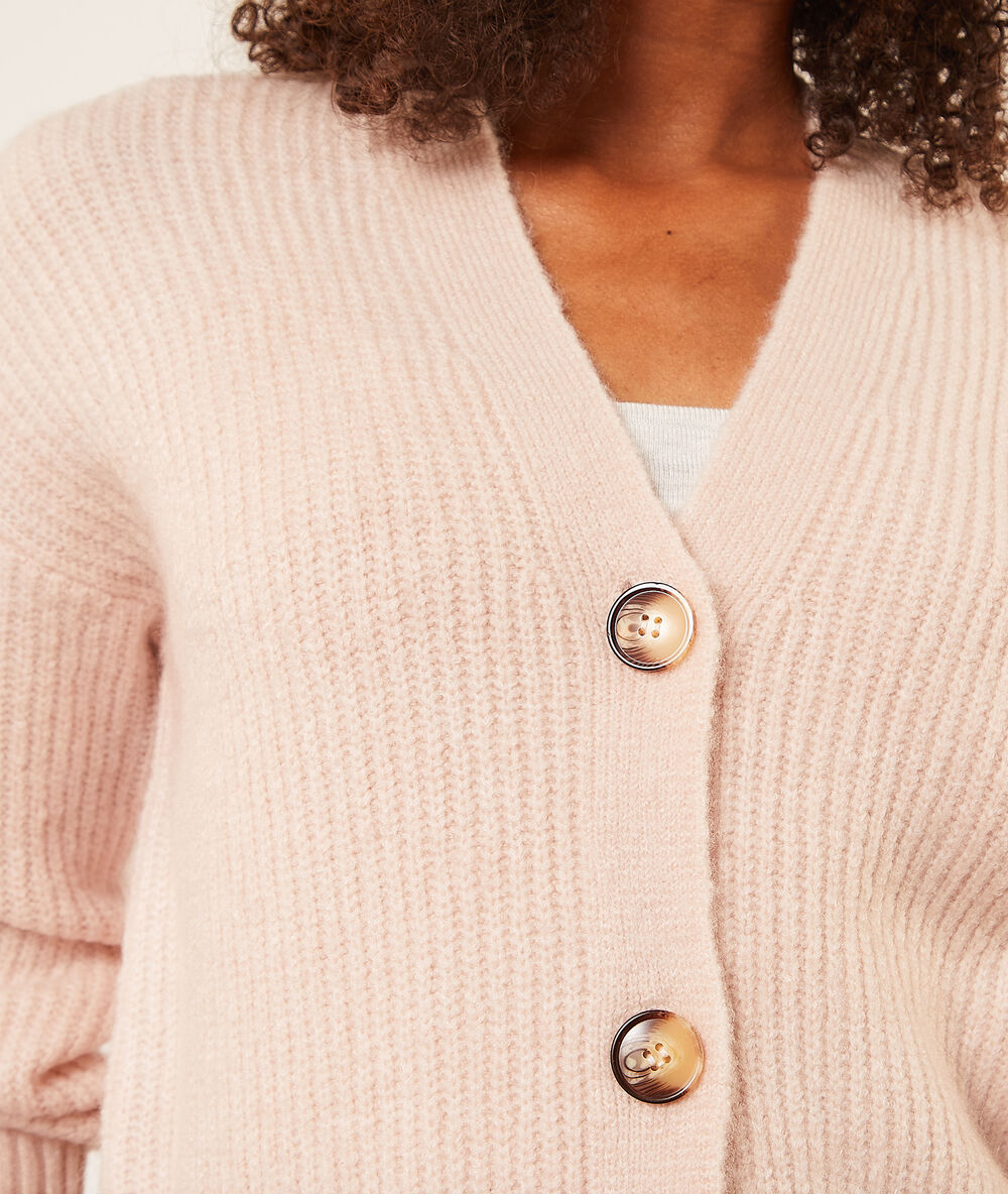 Gilet en maille marron.