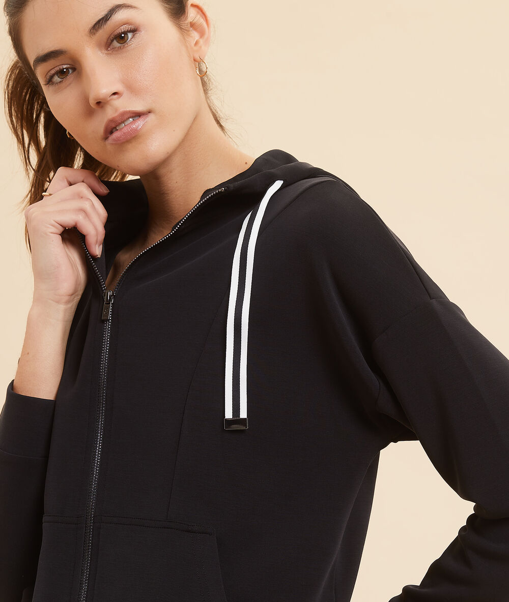 Veste zippée à capuche noir.
