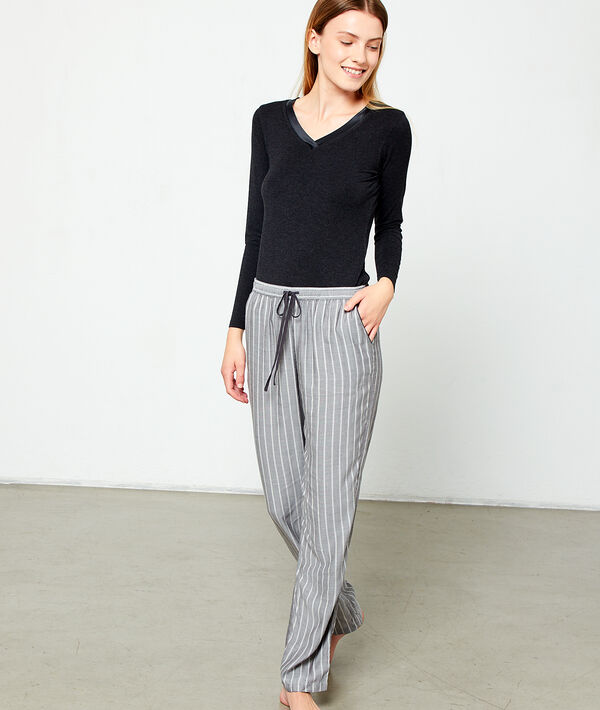 Top décolleté v satiné gris fonce.