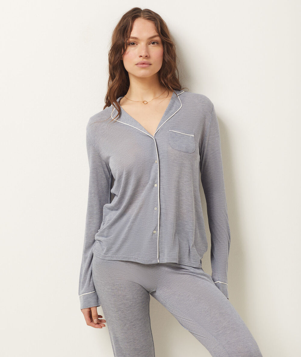 Chemise de pyjama marine.