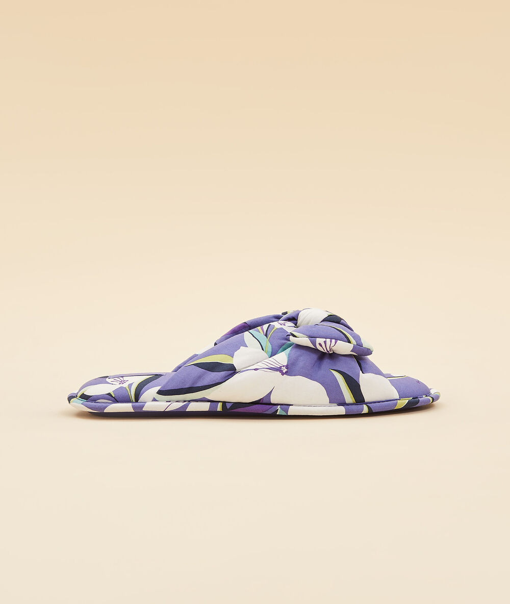 Chaussons tongs avec noeud lilas.