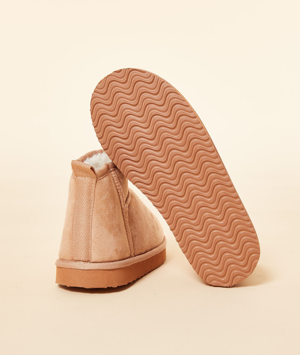 Chaussons bottines fourrés rose poudre.
