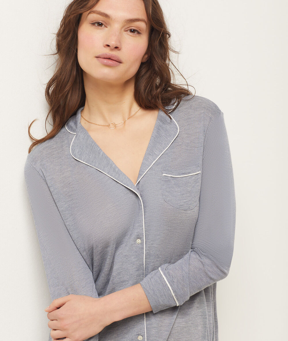 Chemise de nuit marine.