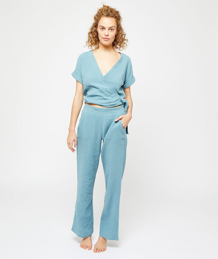Pantalon fluide évasé bleu ciel.