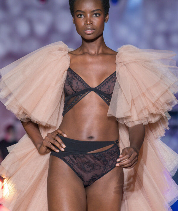Soutien-gorge triangle en dentelle et tulle noir.