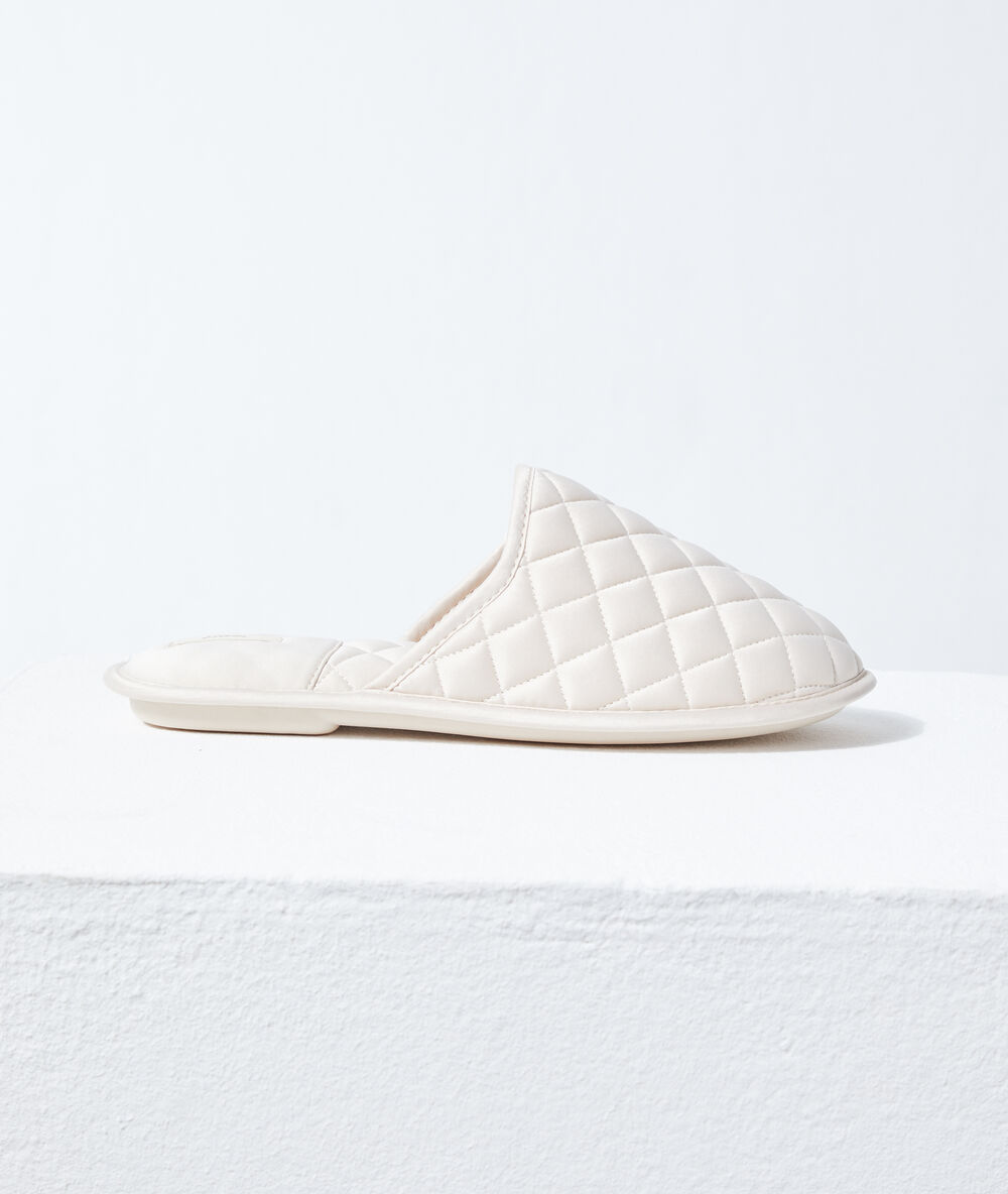 Chaussons mules matelassées beige.