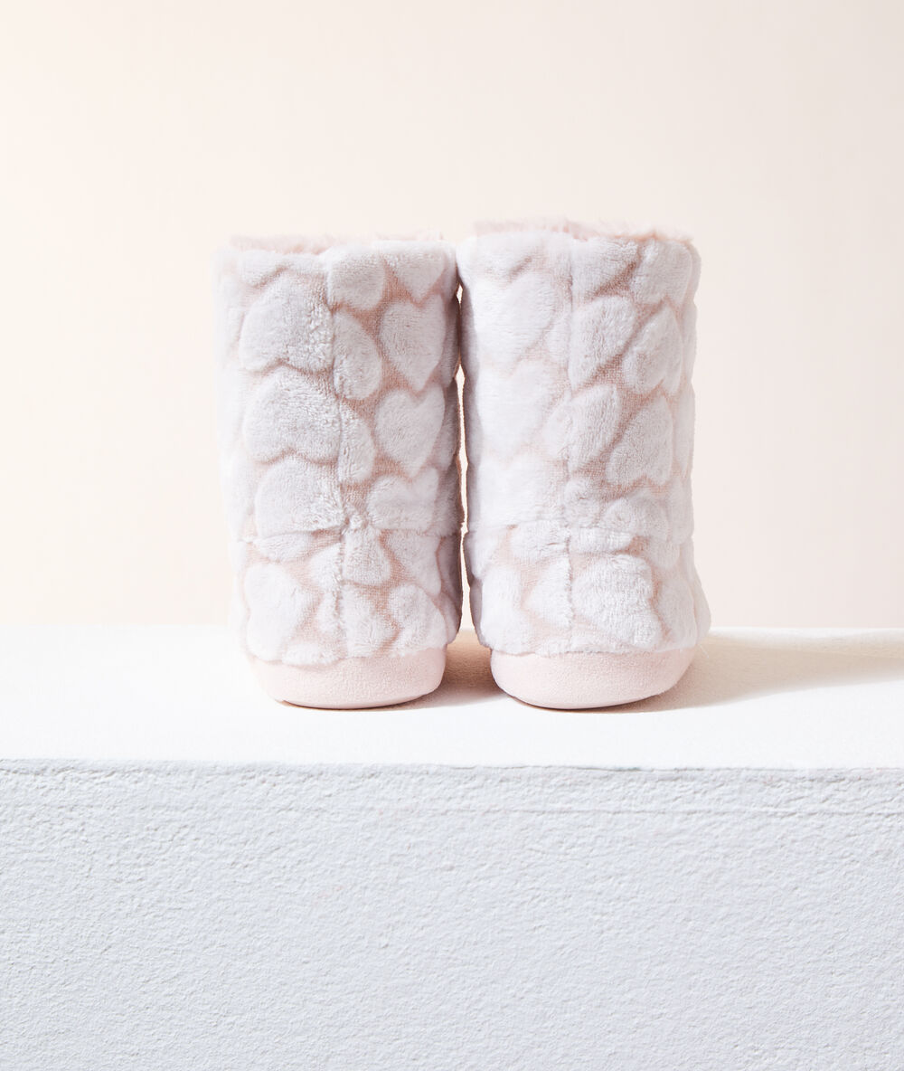 Chaussons bottines motifs coeurs rose.
