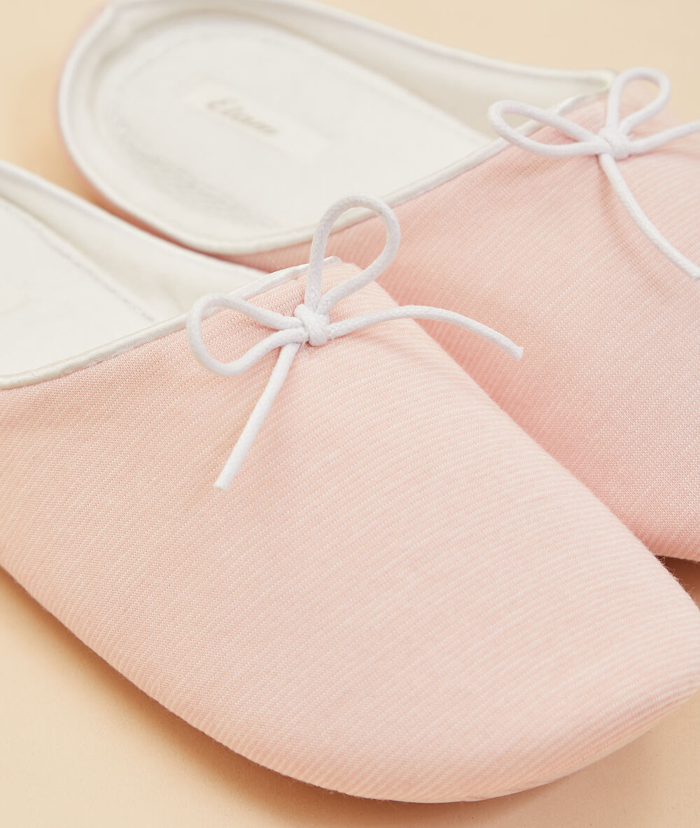 Chaussons mules rose poudre.