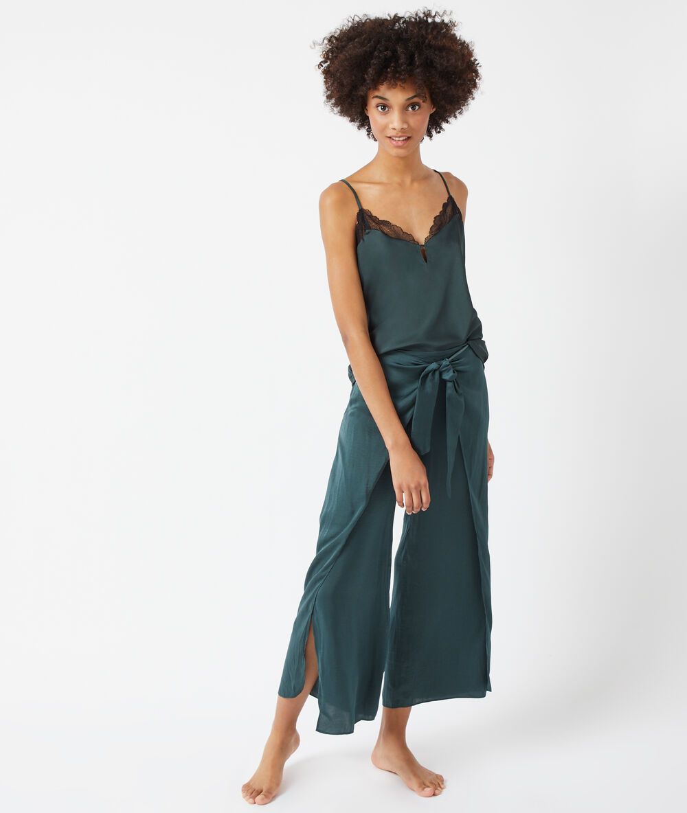 Pantalon fendu sur les côtés, noué devant vert.
