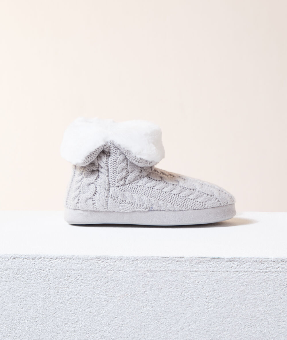 Chaussons bottines fausse fourrure gris clair.