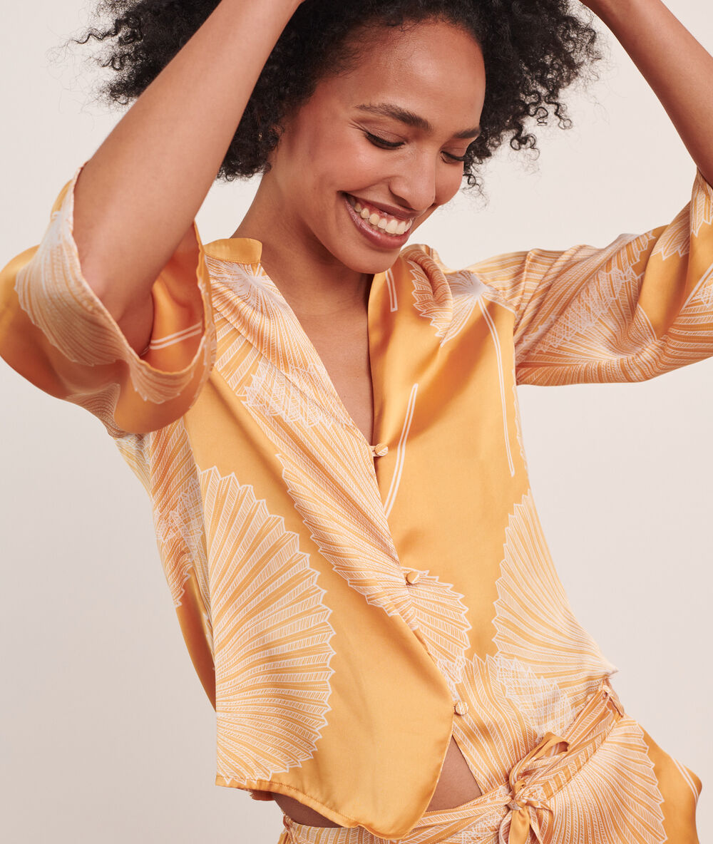 Chemise satinée imprimé jaune vif.
