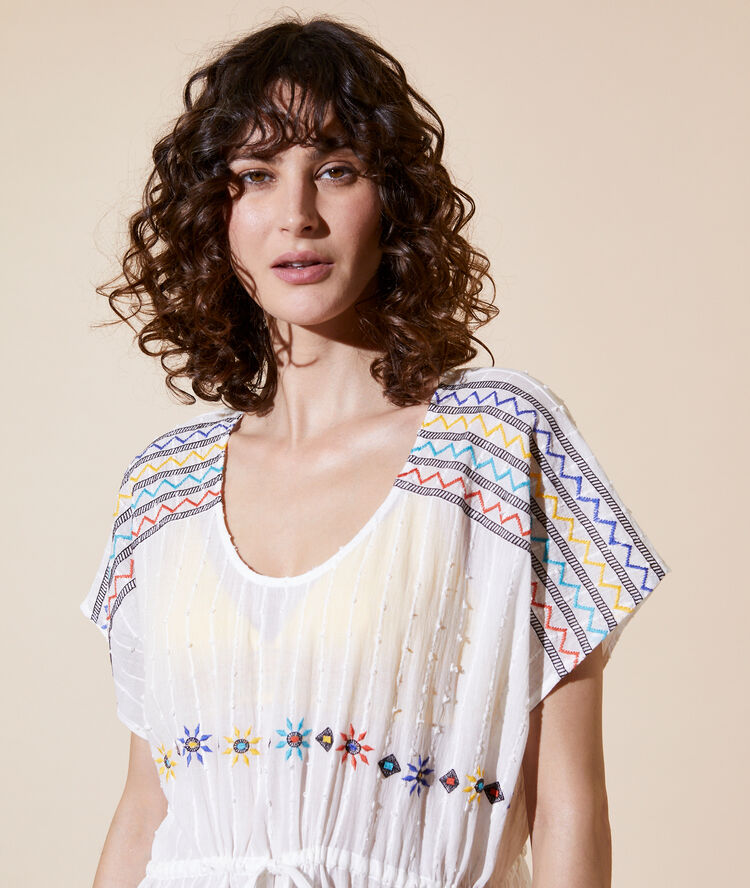 Robe longue brodée ecru.