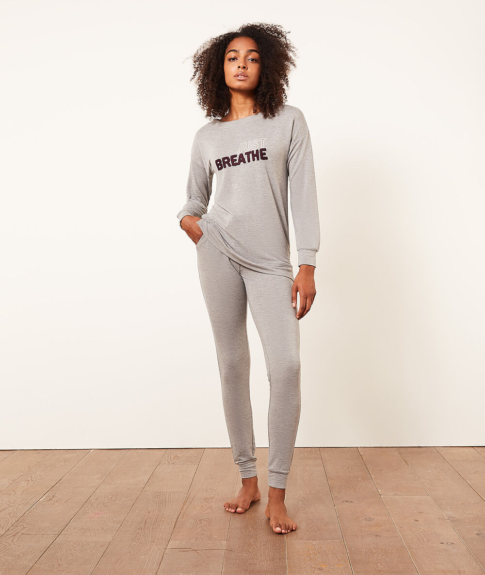 Pantalon jogger de pyjama gris.