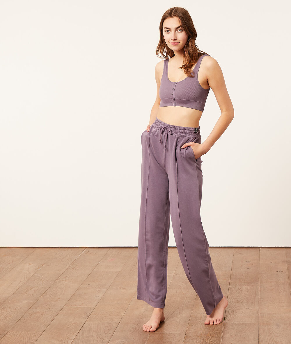 Pantalon de pyjama violet.