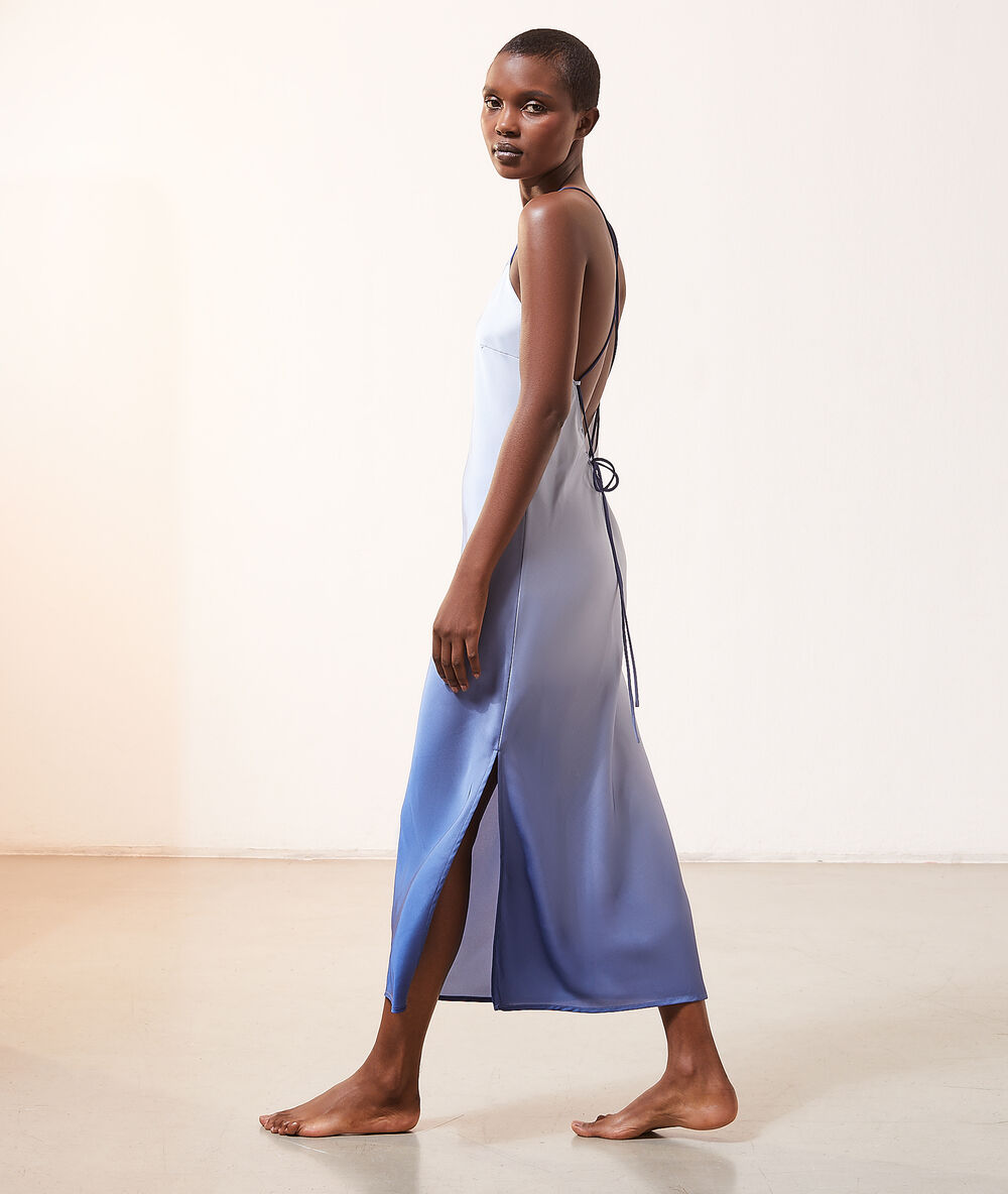 Nuisette longue satinée bleu.