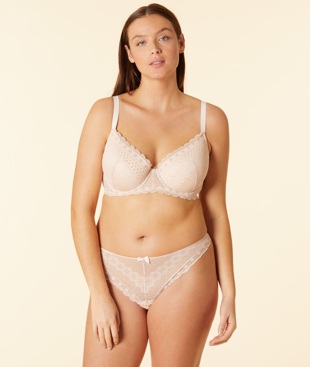 Tanga en dentelle rose poudre.