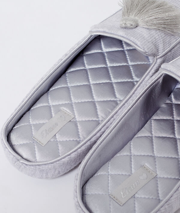 Chaussons à pompons gris.