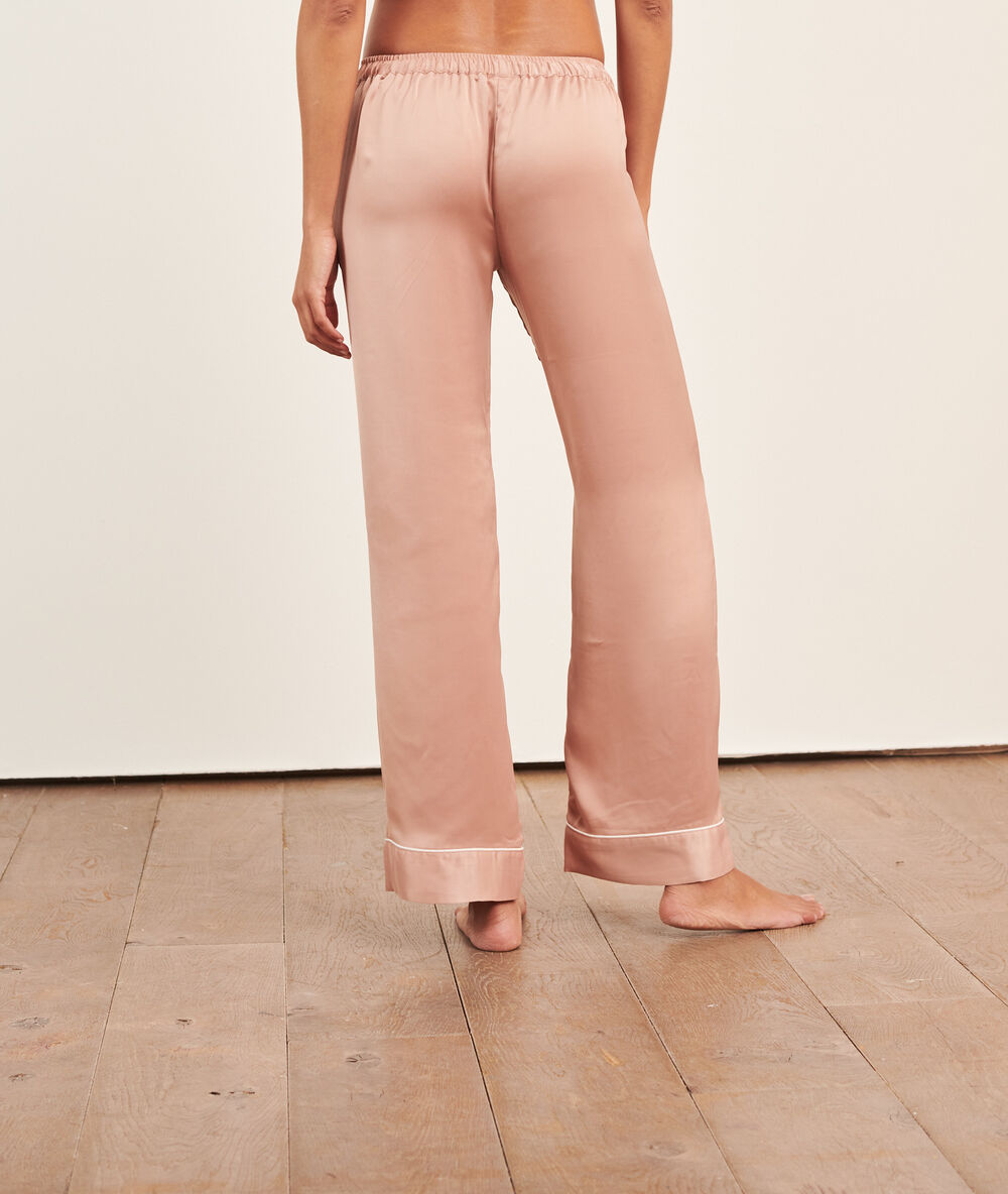 Pantalon de pyjama satiné rose poudre.