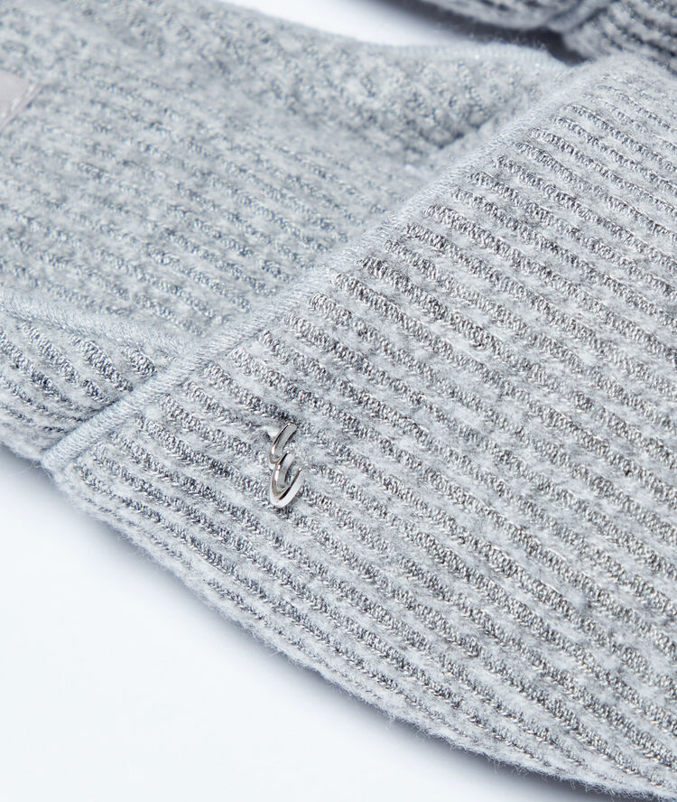 Chaussons gris.