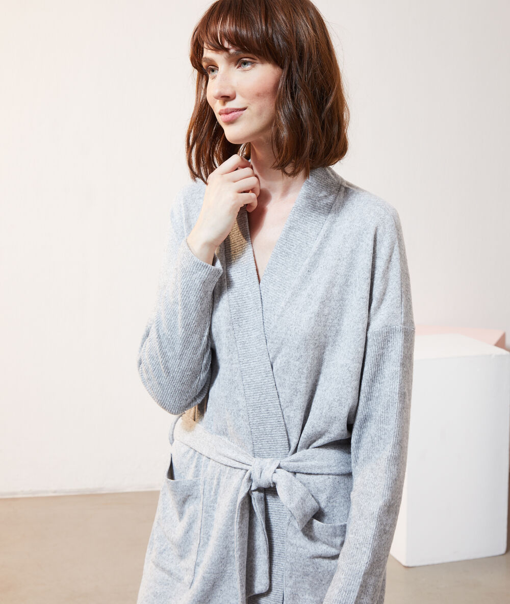 Déshabillé loungewear gris.