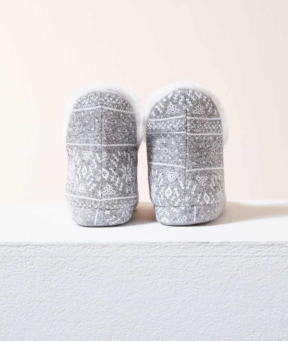 Chaussons bottines gris.