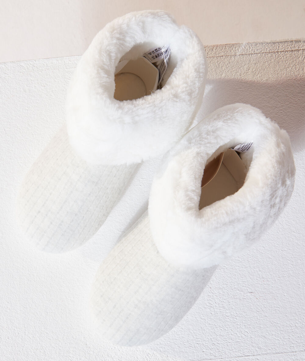 Chaussons bottines fausse fourrure gris.