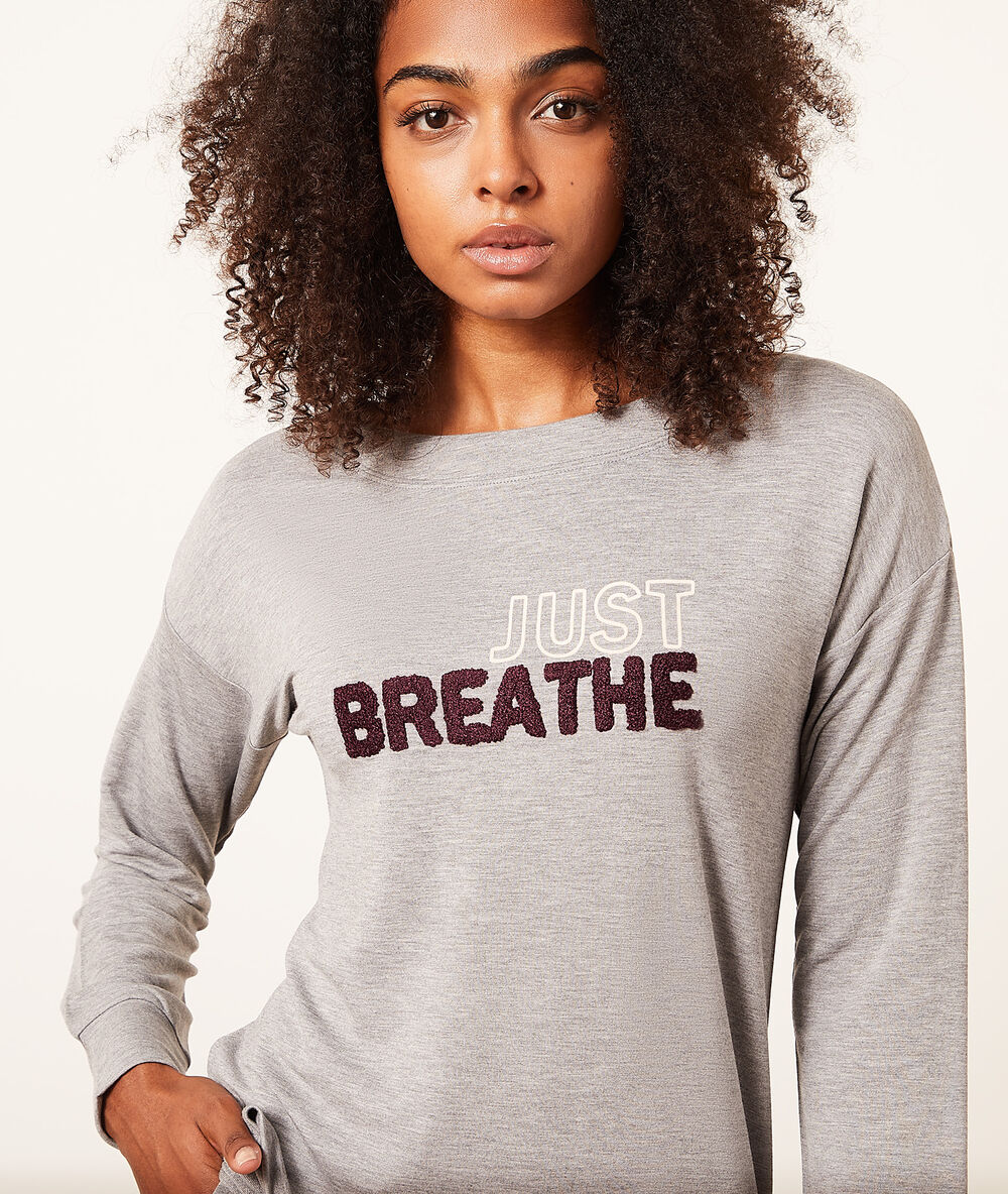 Top manches longues "just breathe" gris.