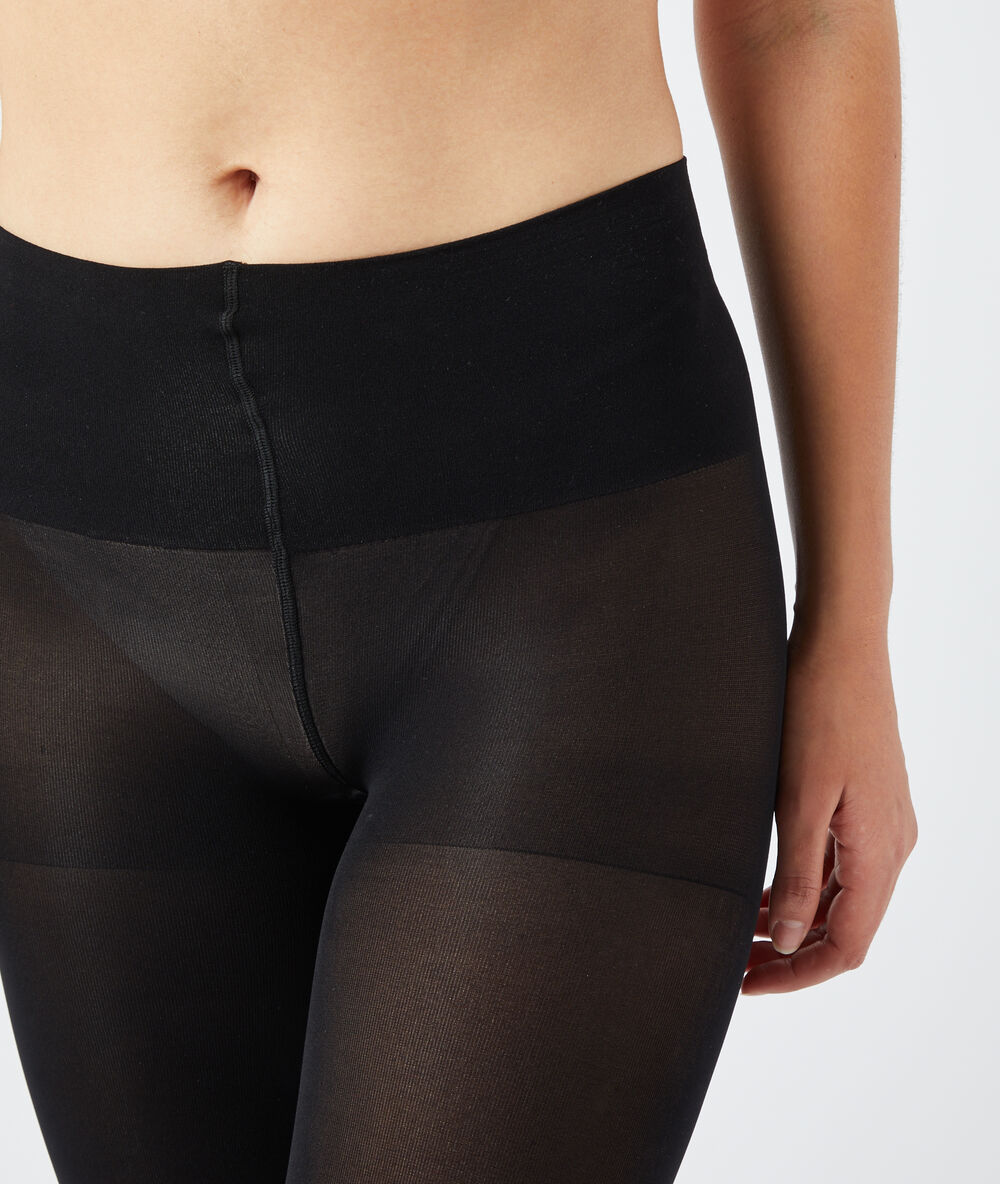Collants opaques noir.