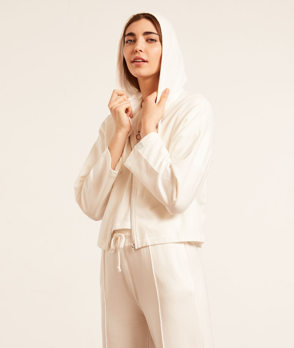 Sweat zippé à capuche blanc.