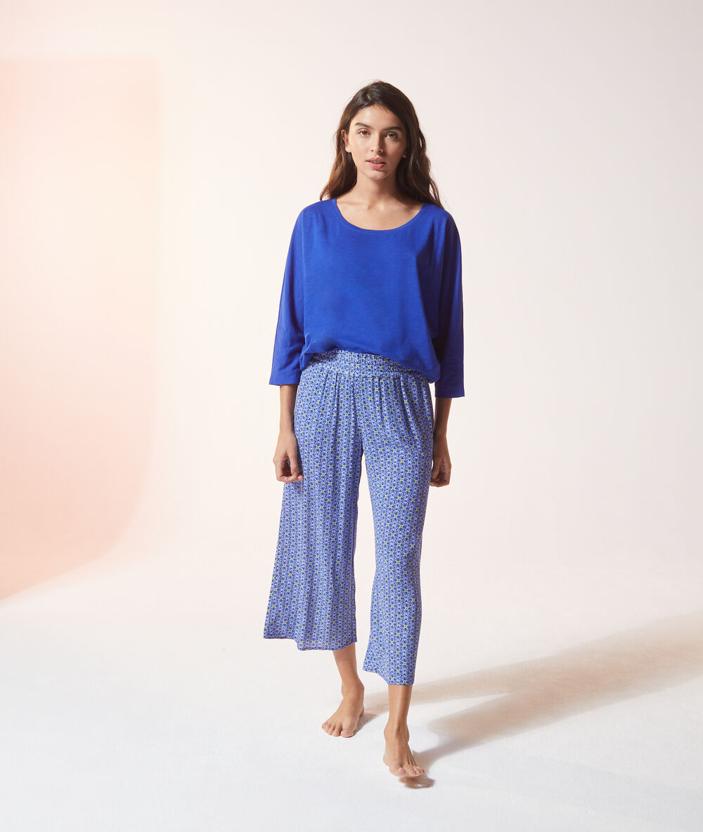 Pantacourt de pyjama imprimé bleu.