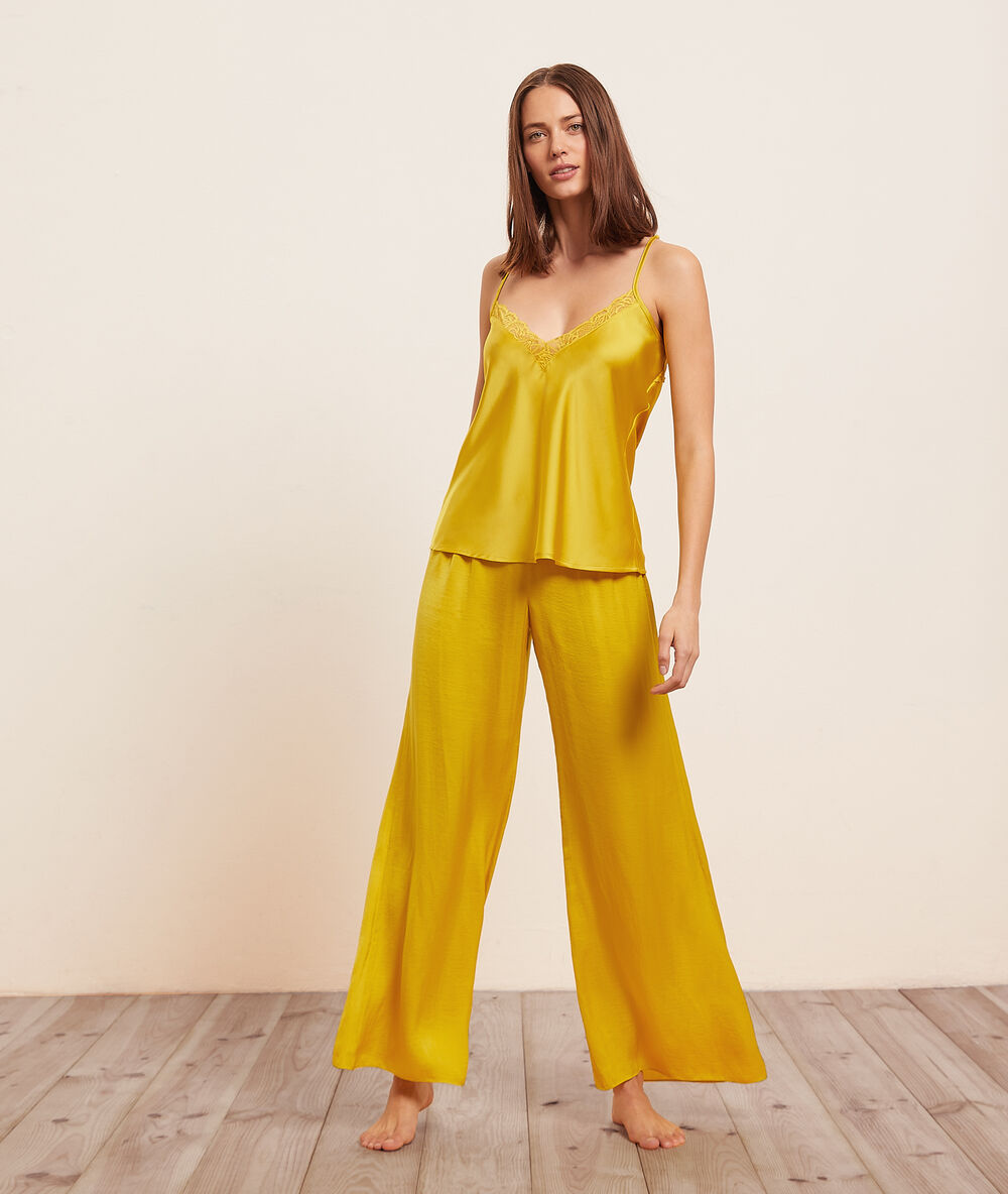 Pantalon de pyjama satiné jaune vif.