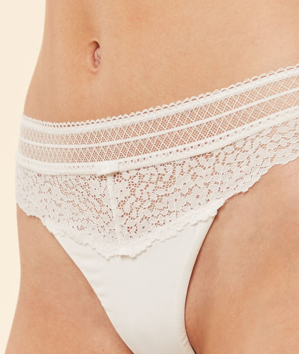 Tanga en dentelle ecru.