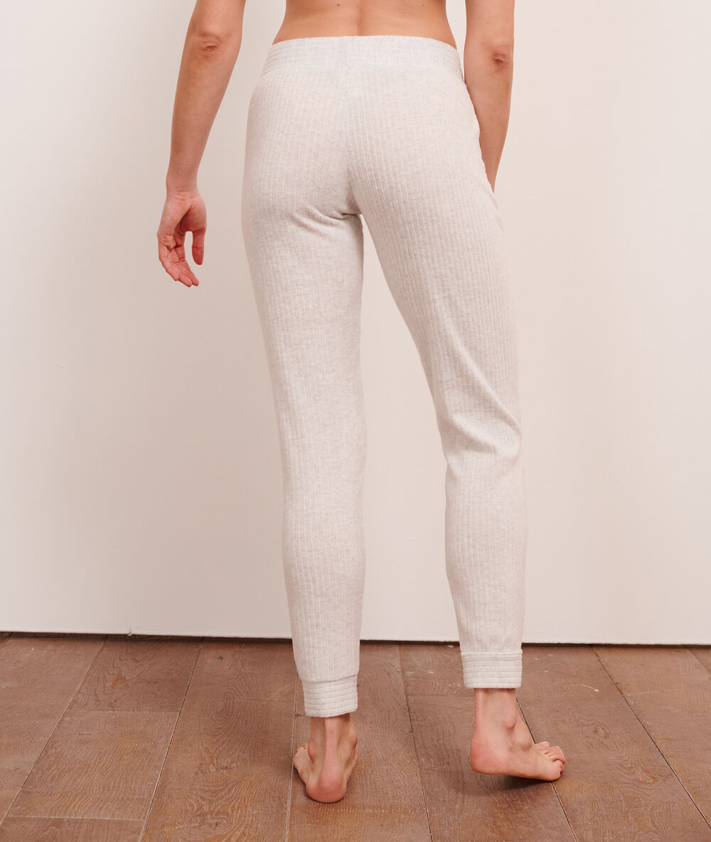 Pantalon côtelé ecru.