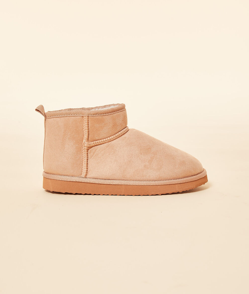 Chaussons bottines fourrés rose poudre.