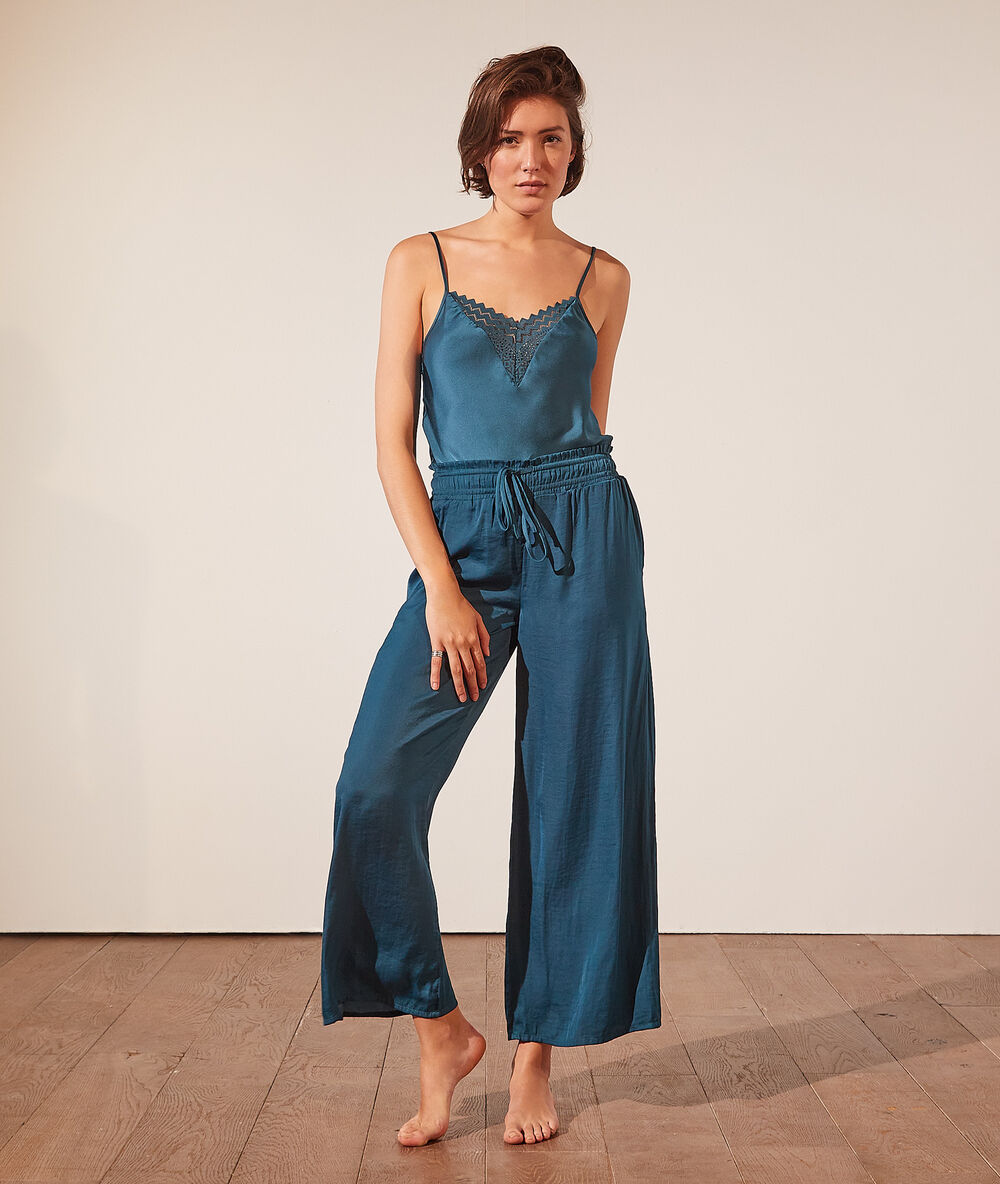 Pantalon de pyjama évasé vert.