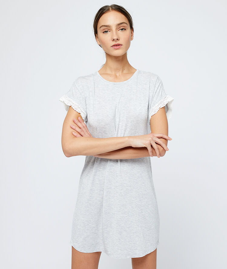 Chemise de nuit gris clair.