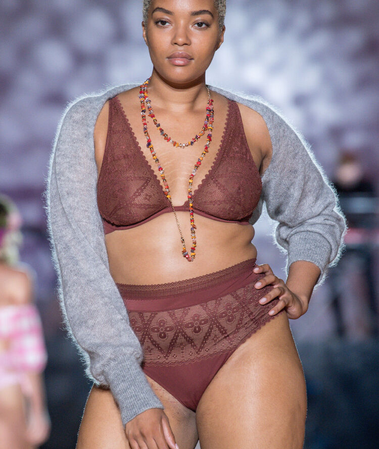 Culotte taille haute en dentelle marron.