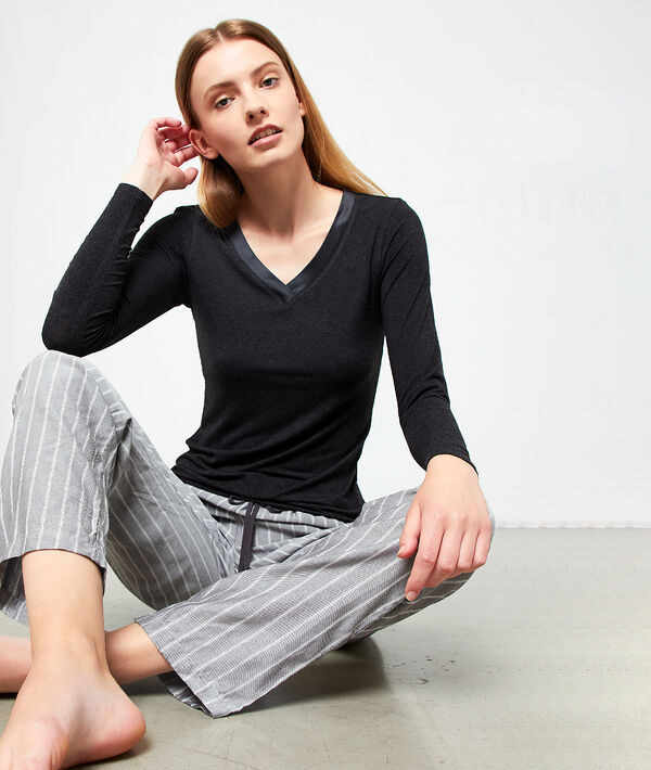 Top décolleté v satiné gris fonce.