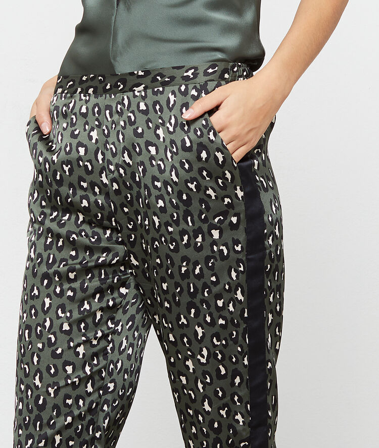 Pantalon satiné imprimé léopard kaki.