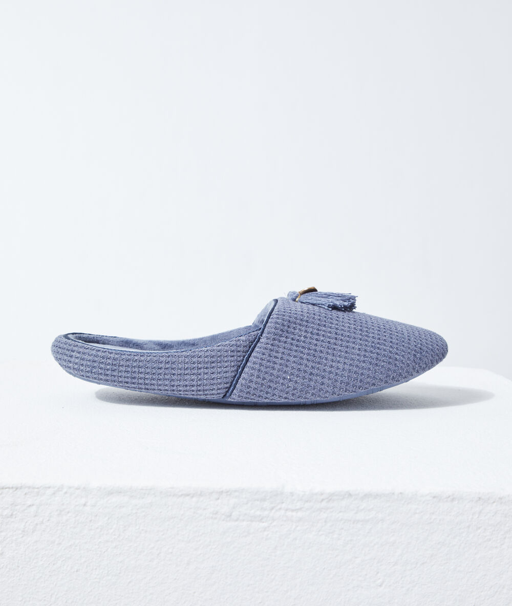 Chaussons mules à pompons indigo.