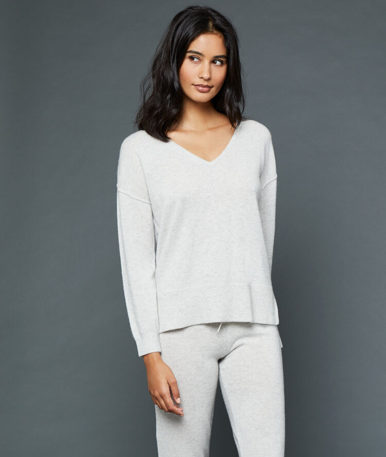 Pull col v en cachemire gris perle.