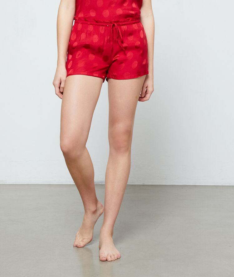 Short de pyjama à pois rouge.