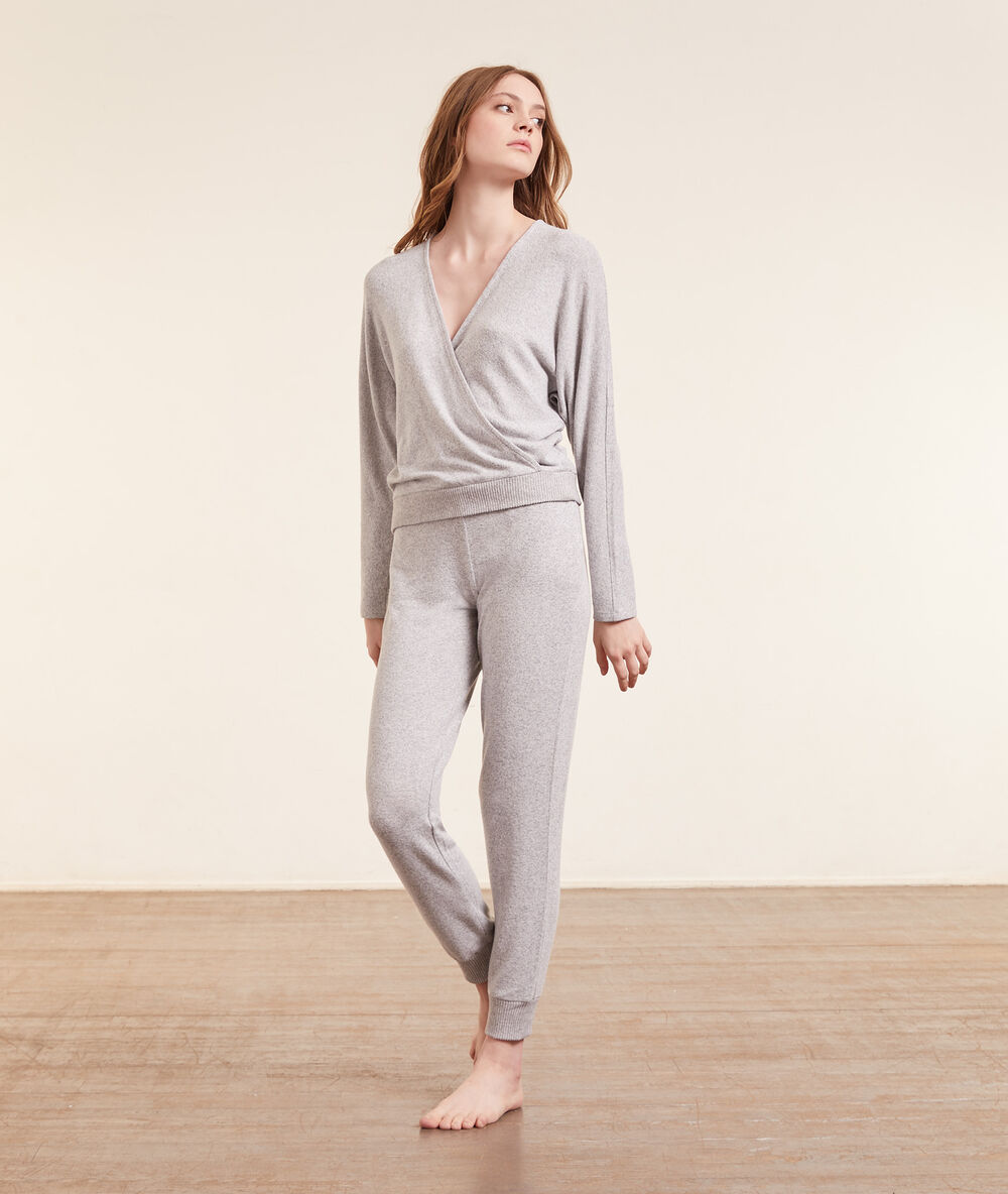Pantalon jogger gris.