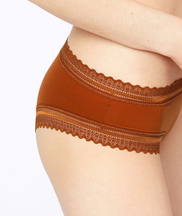 Shorty en microfibre bords dentelle ocre.