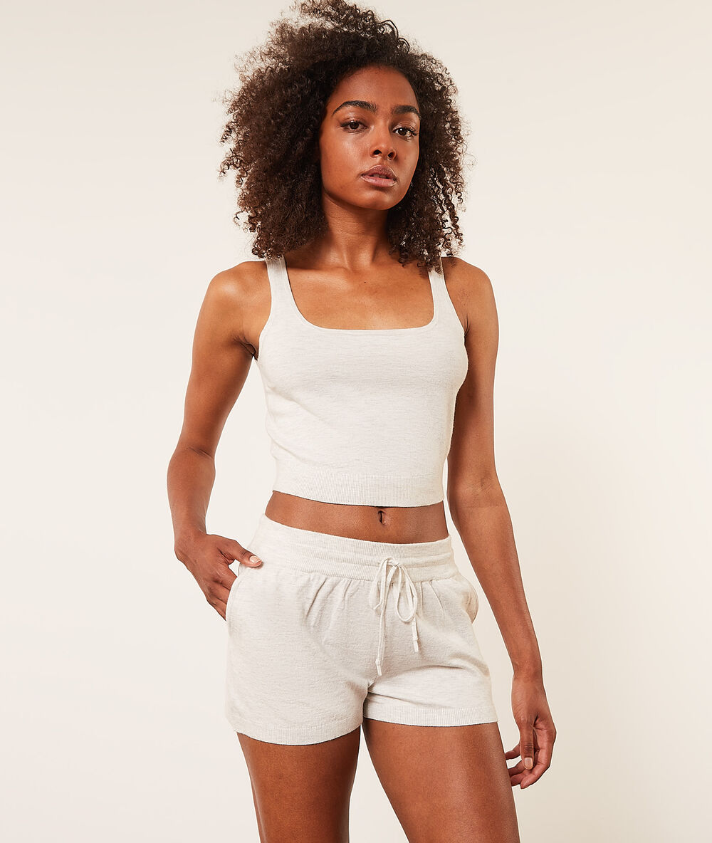 Short de pyjama gris clair.